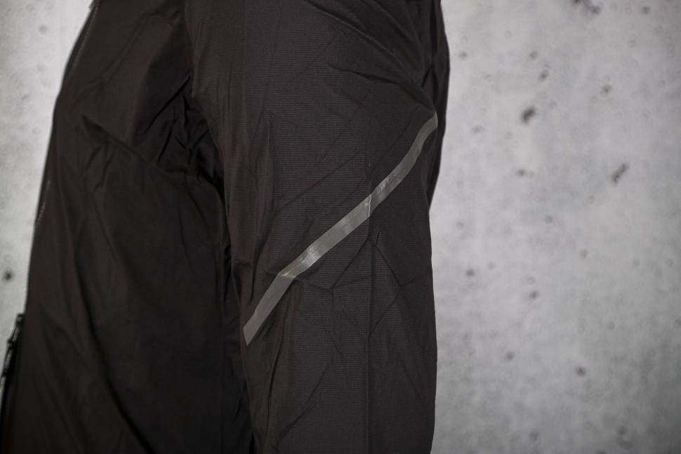 2023 GripGrab Lightweight Waterproof Jacket - sleeve.jpg