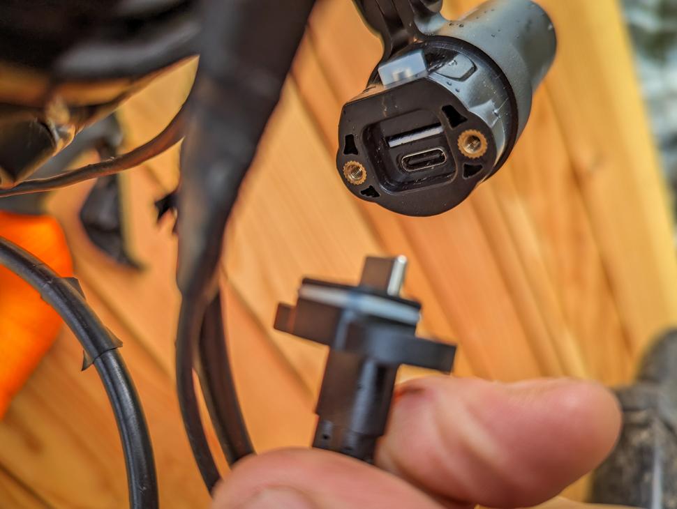 2023 Innovv K6 dual camera system - camera connector.jpg