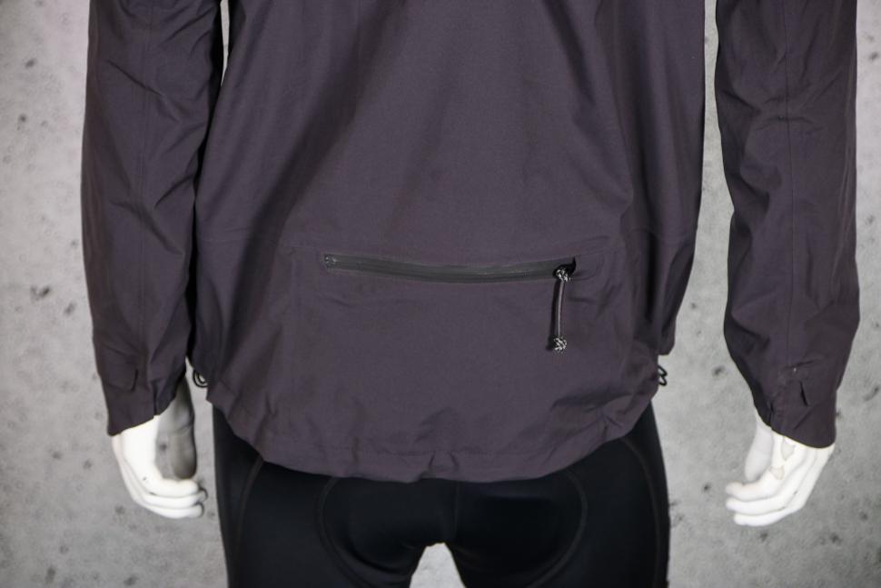 2023 Jack Wolfskin Bike Commute Mono Jkt M - back pocket.jpg