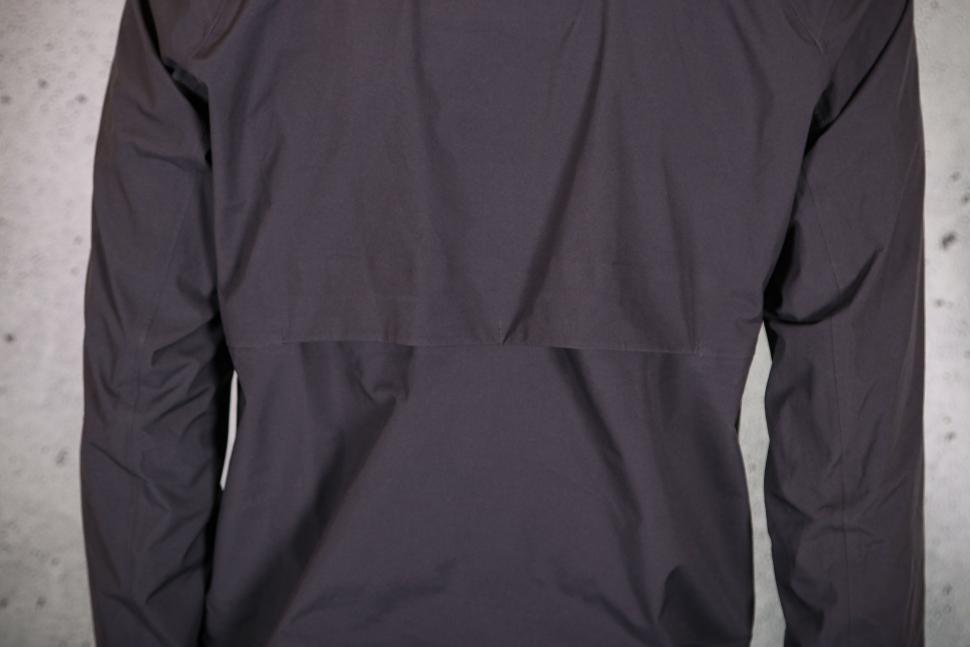 2023 Jack Wolfskin Bike Commute Mono Jkt M - back vents.jpg