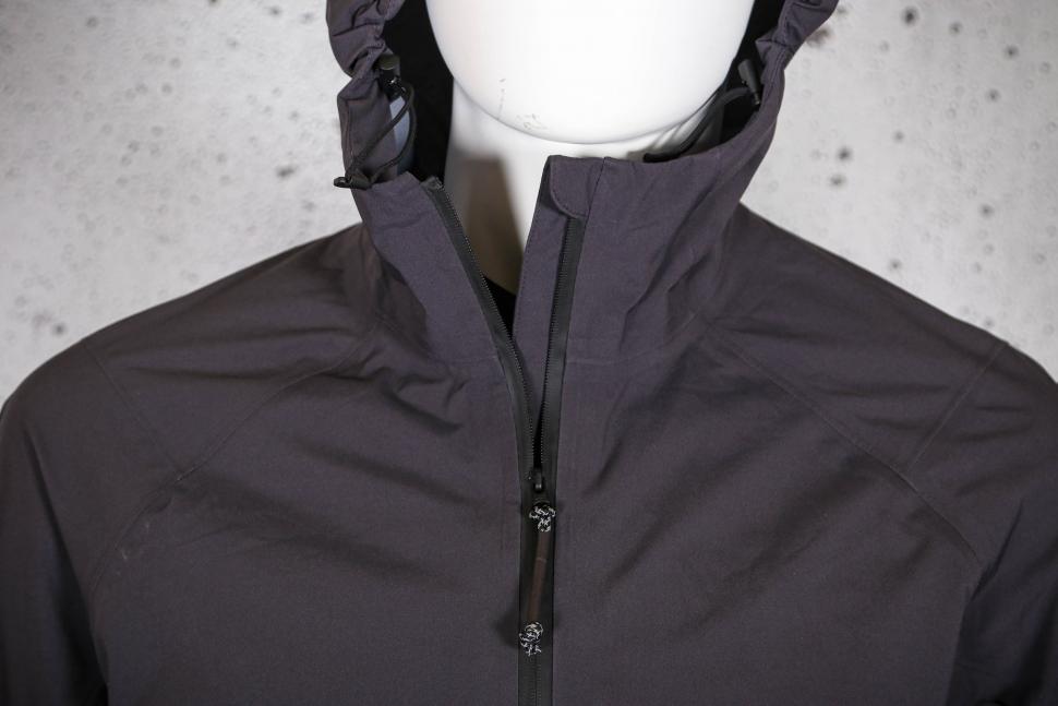 2023 Jack Wolfskin Bike Commute Mono Jkt M - collar 2.jpg