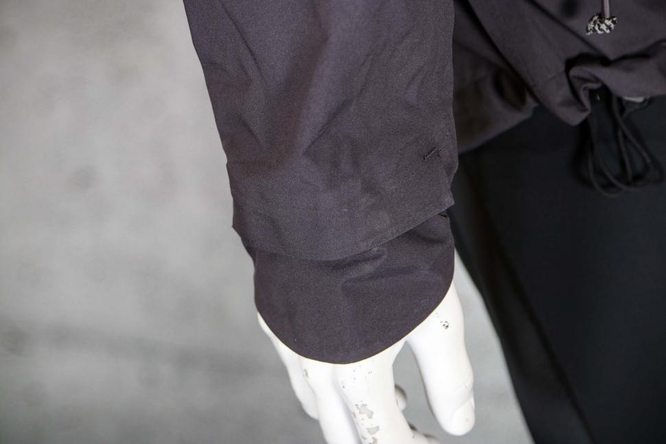 2023 Jack Wolfskin Bike Commute Mono Jkt M - cuff detail 1.jpg