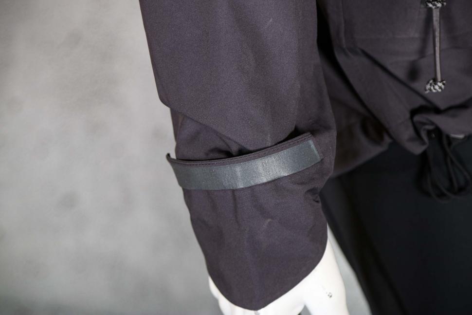 2023 Jack Wolfskin Bike Commute Mono Jkt M - cuff detail 2 reflective.jpg