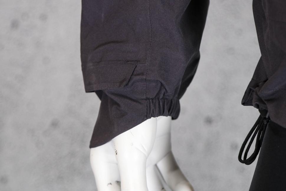 2023 Jack Wolfskin Bike Commute Mono Jkt M - cuff shape.jpg