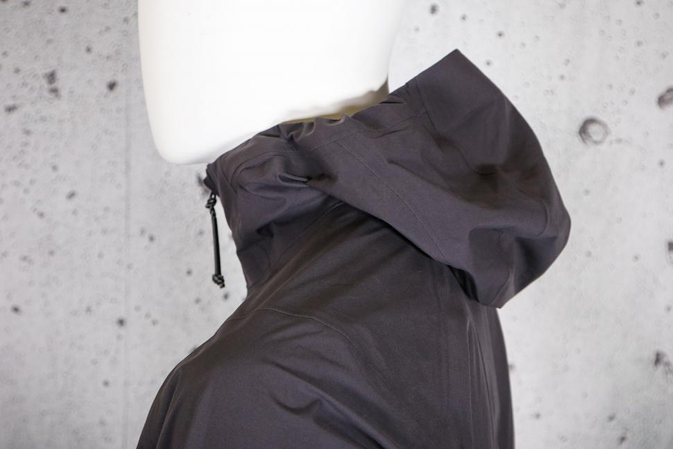 2023 Jack Wolfskin Bike Commute Mono Jkt M - hood side.jpg