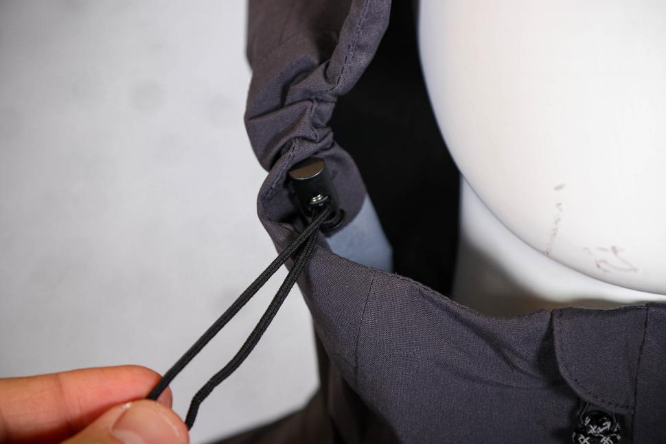 2023 Jack Wolfskin Bike Commute Mono Jkt M - hood toggle.jpg