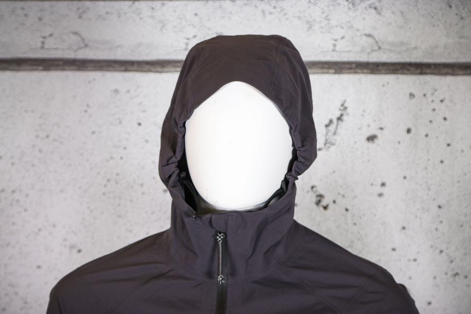 2023 Jack Wolfskin Bike Commute Mono Jkt M - hood.jpg
