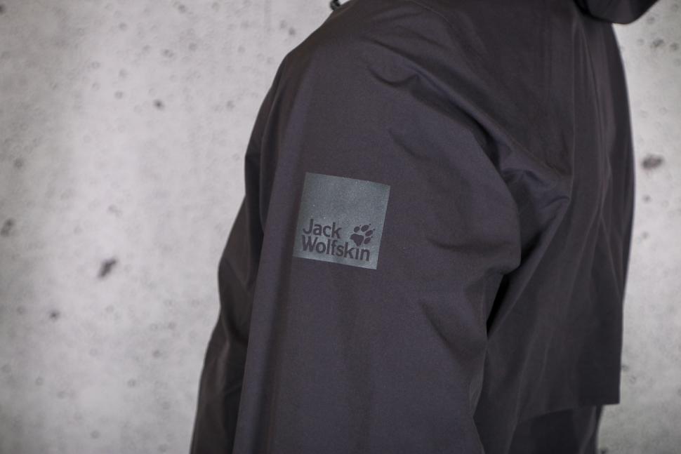 2023 Jack Wolfskin Bike Commute Mono Jkt M - shoulder logo.jpg