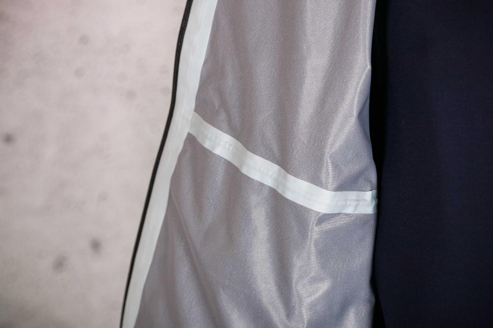 2023 Jack Wolfskin Bike Commute Mono Jkt M - taped seams 1.jpg