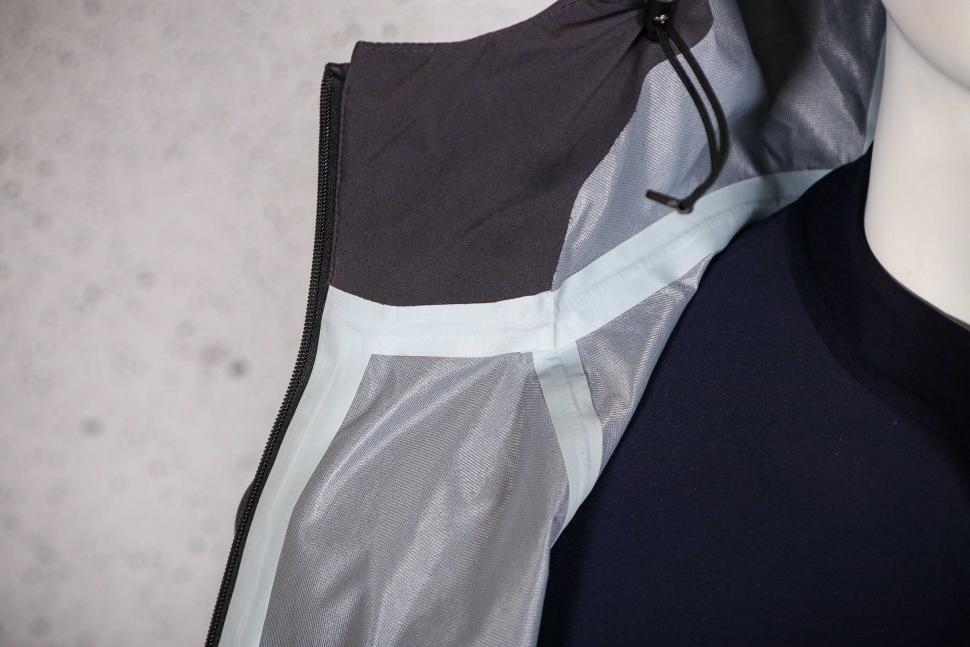 2023 Jack Wolfskin Bike Commute Mono Jkt M - taped seams 2.jpg