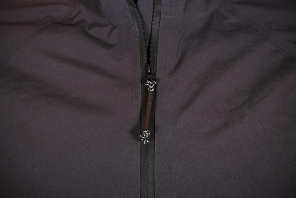 2023 Jack Wolfskin Bike Commute Mono Jkt M - zip detail.jpg