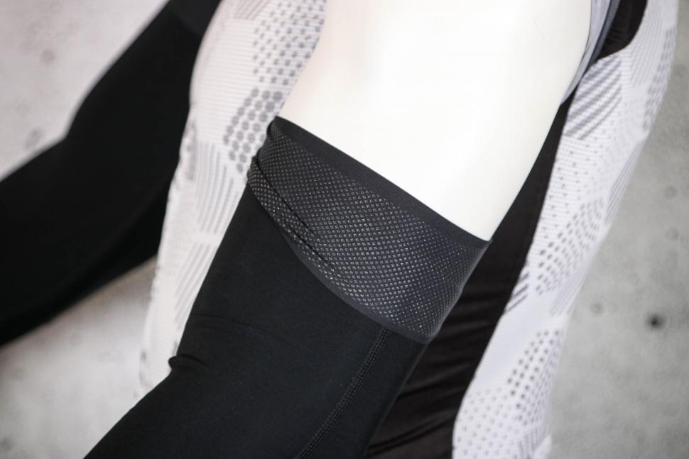 2023 Kostume Unisex Arm Warmers - top cuff gripper.jpg