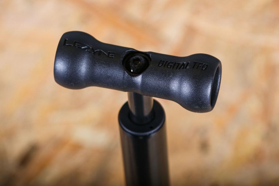 2023 Lezyne Digital Travel Floor Drive - handle.jpg