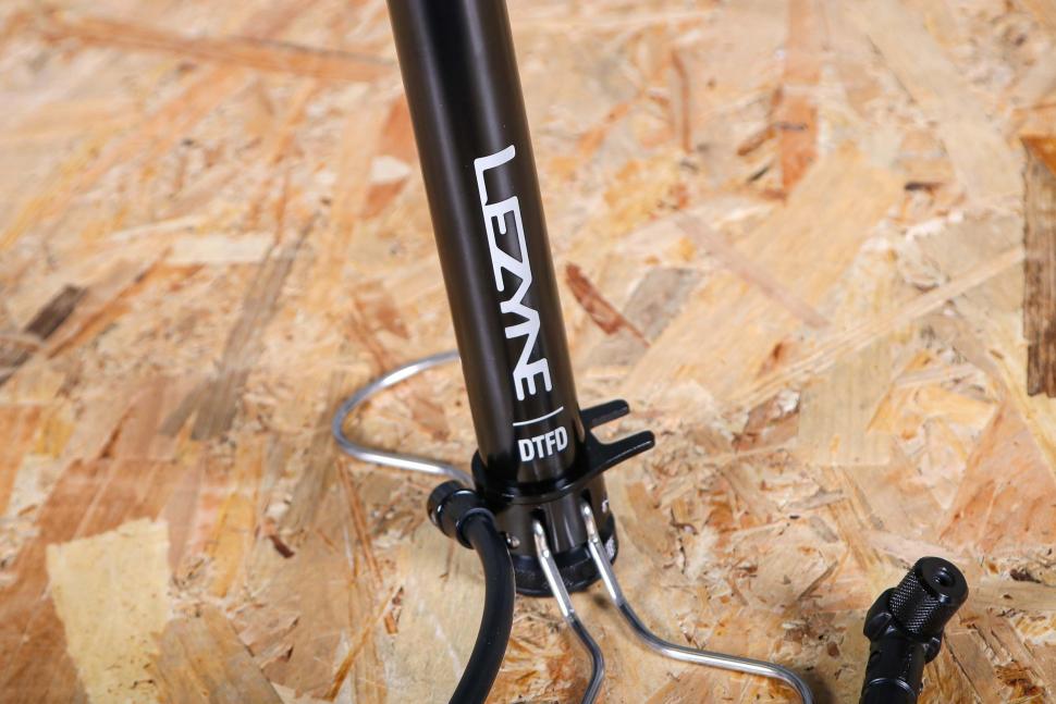 2023 Lezyne Digital Travel Floor Drive - shaft logo.jpg