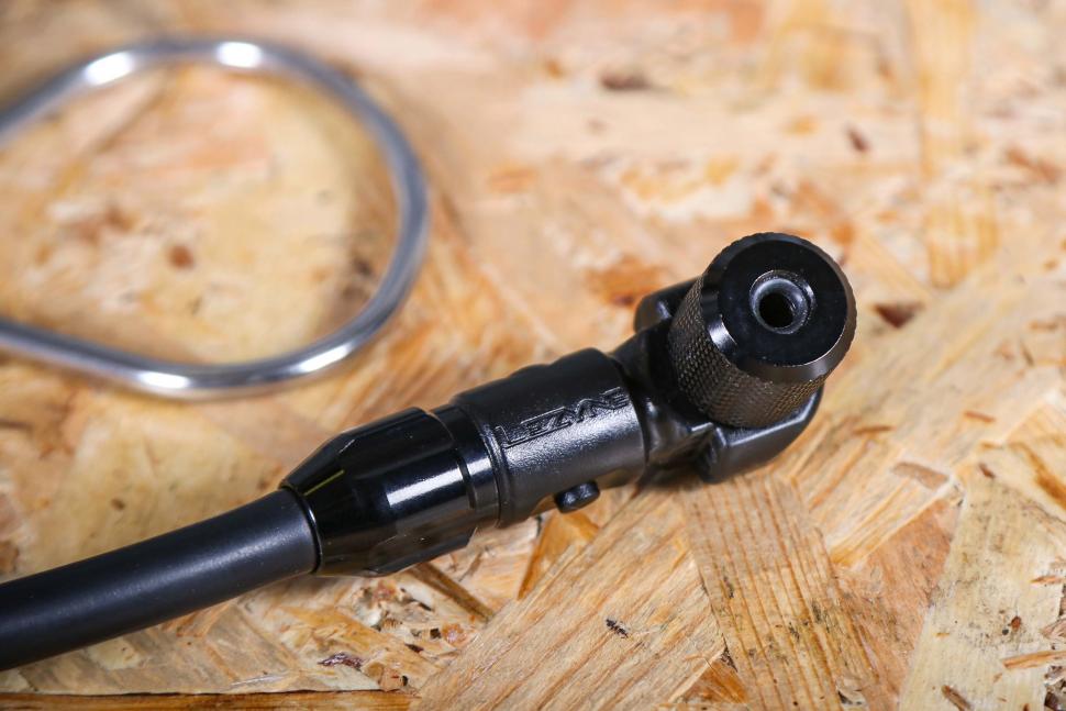 2023 Lezyne Digital Travel Floor Drive - valve head 2.jpg