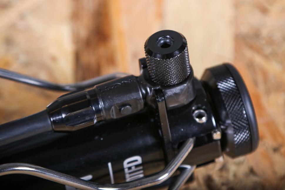 2023 Lezyne Digital Travel Floor Drive - valve head.jpg