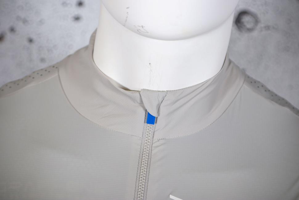 2023 MAAP Draft Team Vest - collar.jpg
