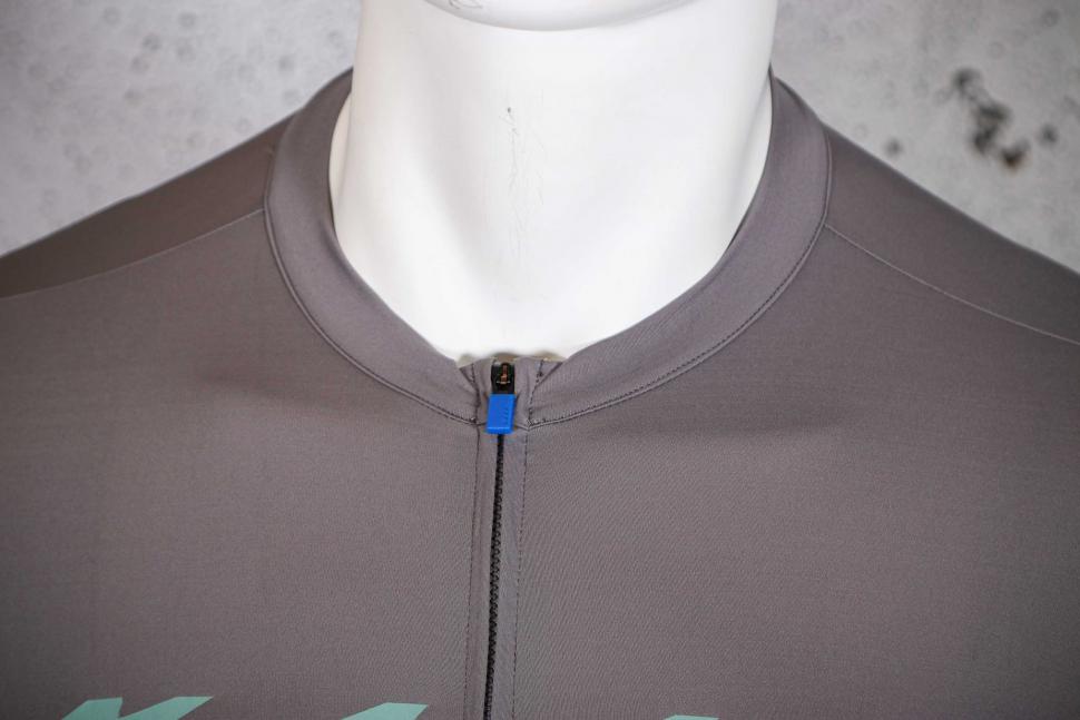 2023 MAAP Evade Pro Base Jersey 2.0 - collar.jpg