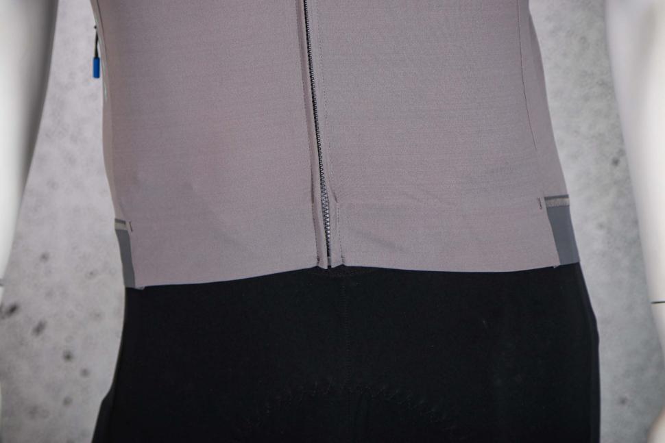 2023 MAAP Evade Pro Base Jersey 2.0 - hem.jpg