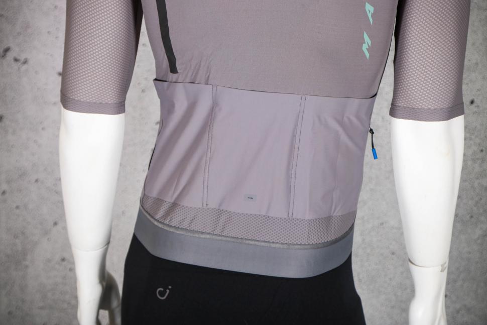2023 MAAP Evade Pro Base Jersey 2.0 - pockets.jpg