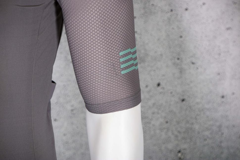 2023 MAAP Evade Pro Base Jersey 2.0 - sleeve.jpg