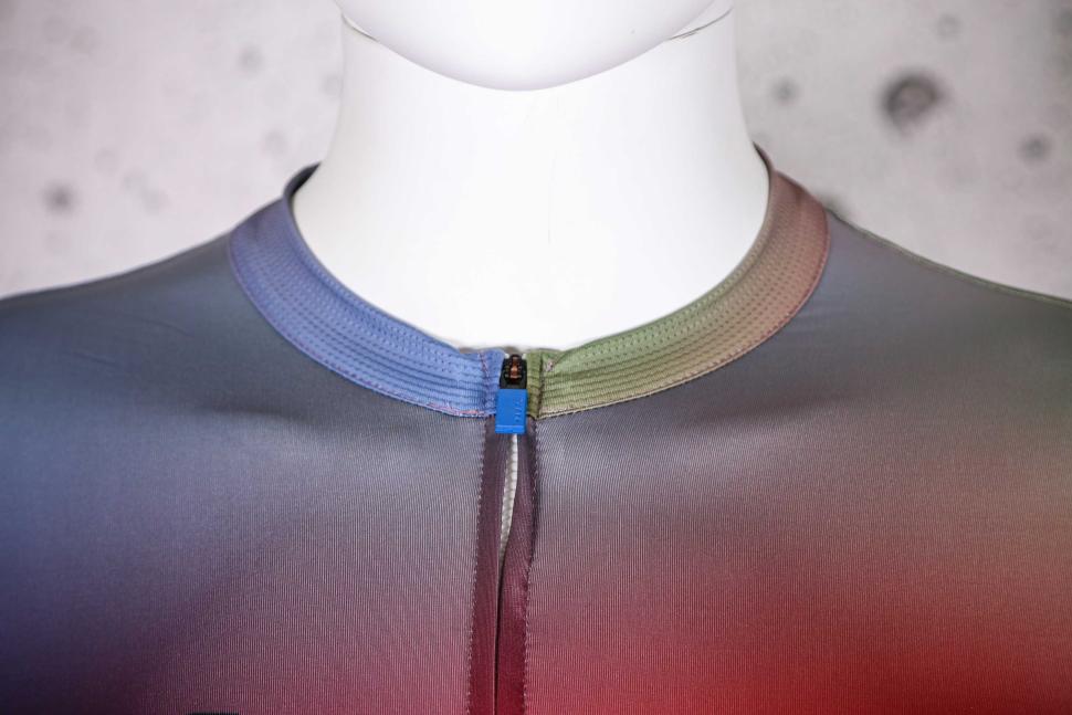 2023 MAAP Women's Blurred Out Pro Hex LS Jersey 2.0 - collar.jpg