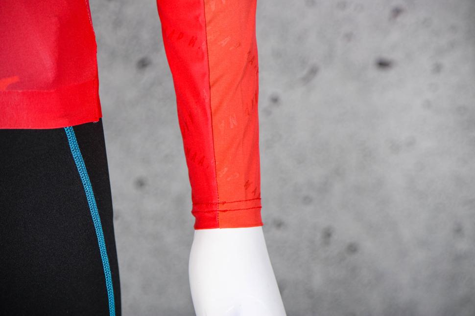 2023 MAAP Women's Blurred Out Pro Hex LS Jersey 2.0 - cuff.jpg