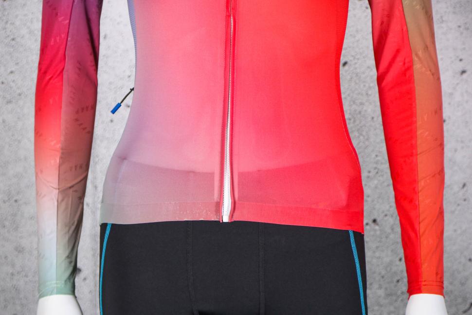 2023 MAAP Women's Blurred Out Pro Hex LS Jersey 2.0 - hem.jpg