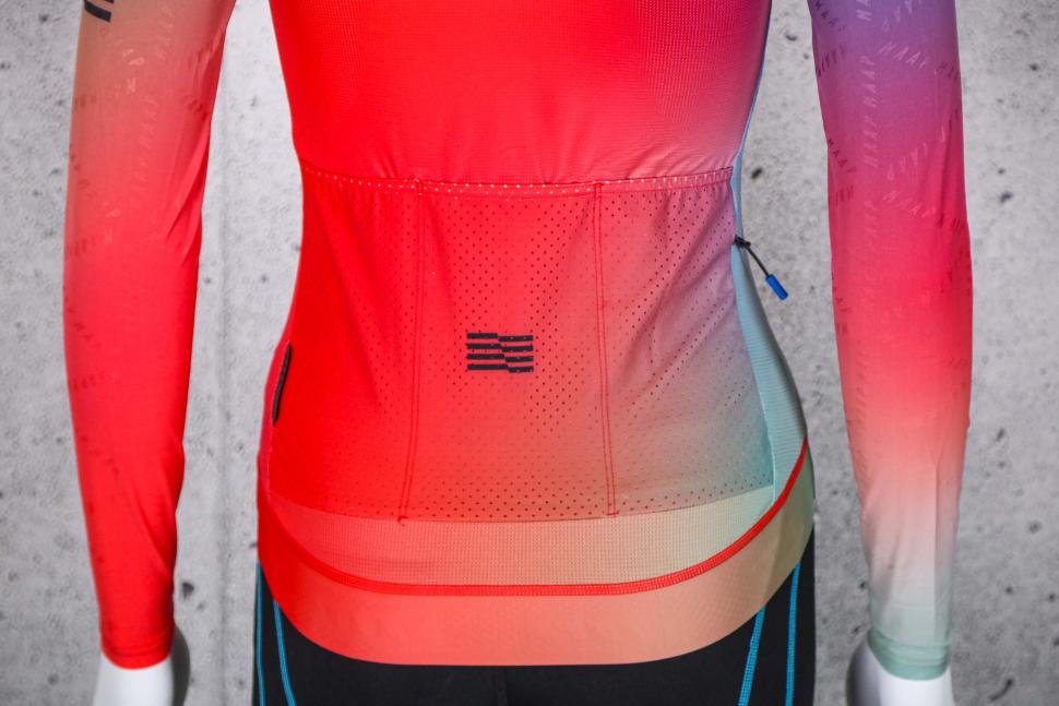 2023 MAAP Women's Blurred Out Pro Hex LS Jersey 2.0 - pockets.jpg