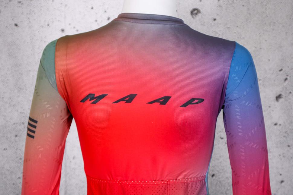 2023 MAAP Women's Blurred Out Pro Hex LS Jersey 2.0 - shoulders.jpg