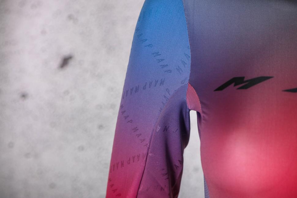 2023 MAAP Women's Blurred Out Pro Hex LS Jersey 2.0 - sleeve detail.jpg