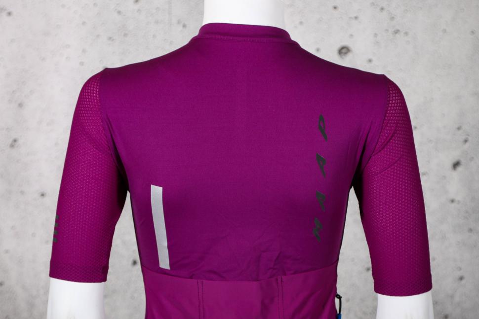 2023 MAAP Women's Evade Pro Base Jersey 2.0 - shoulders.jpg