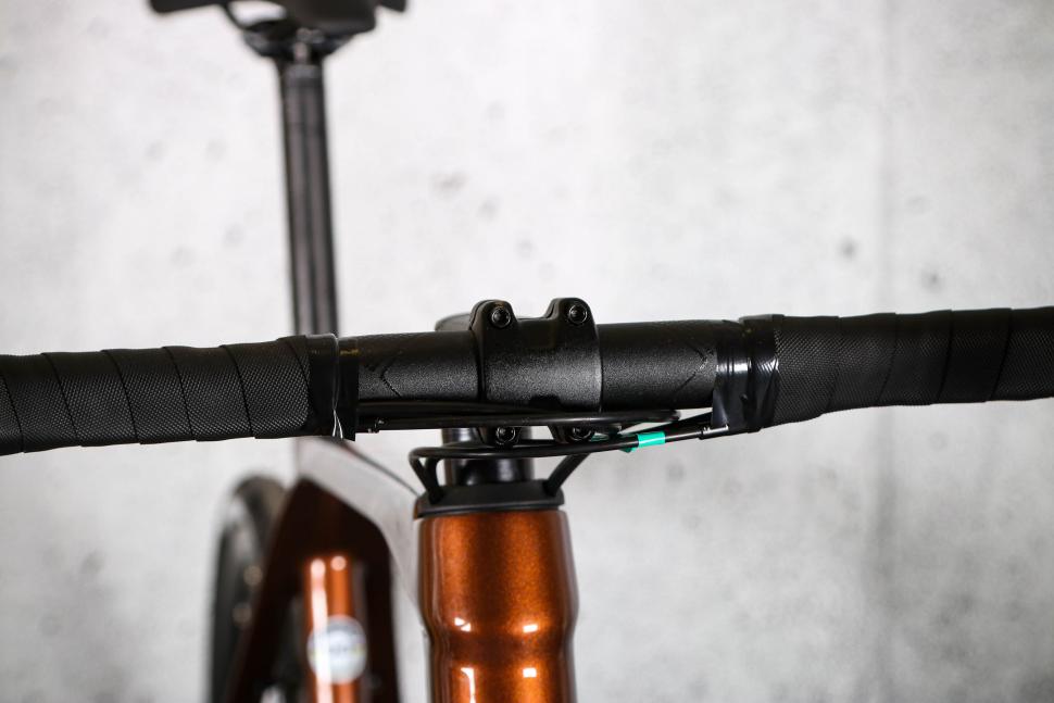 2023 Merida Scultura Endurance 4000 - bars 2.jpg