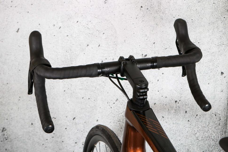 2023 Merida Scultura Endurance 4000 - bars 3.jpg