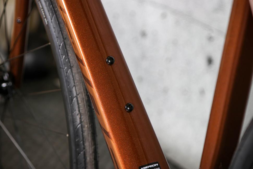 2023 Merida Scultura Endurance 4000 - downtube bosses.jpg