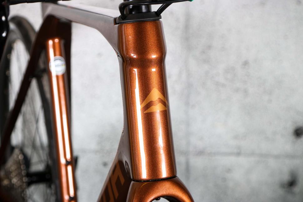2023 Merida Scultura Endurance 4000 - head tube badge.jpg