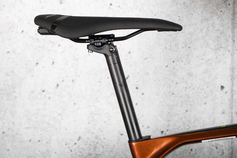 2023 Merida Scultura Endurance 4000 - saddle and post.jpg