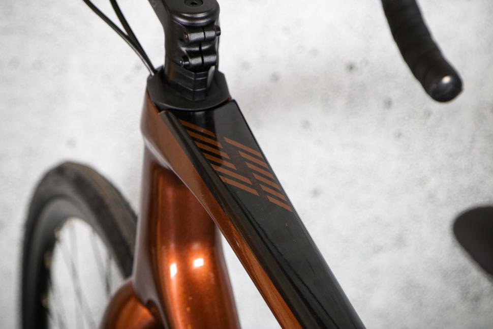 2023 Merida Scultura Endurance 4000 - top tube detail.jpg