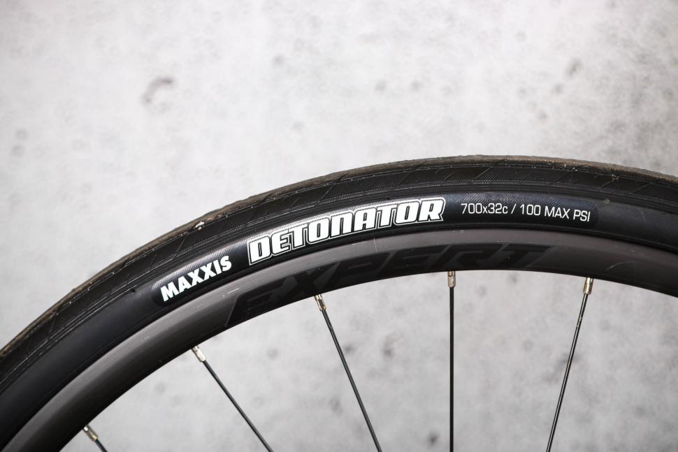 2023 Merida Scultura Endurance 4000 - tyre and rim.jpg