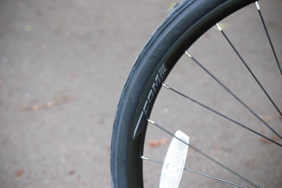 2023 Merida Speeder 20D - rim and tyre.jpg