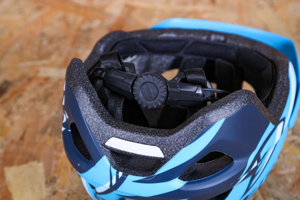 2023 Met Eldar Kids helmet - tension system.jpg