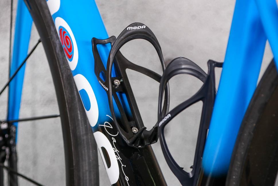 2023 Moda Stretto - bottle cage 2.jpg