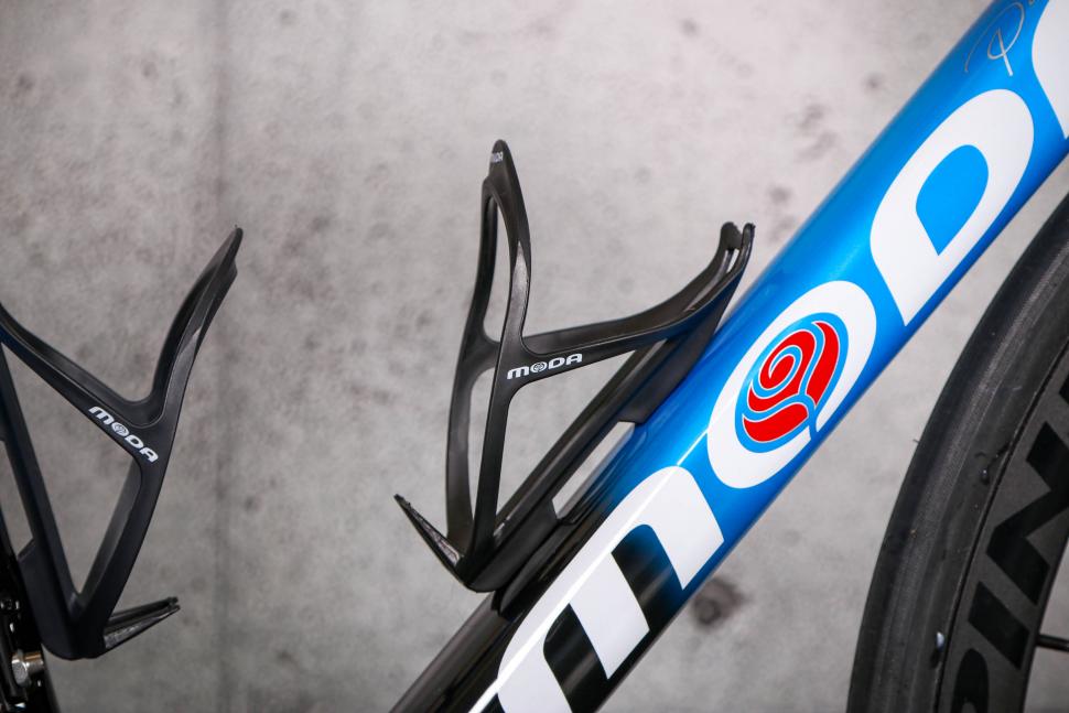 2023 Moda Stretto - bottle cage.jpg