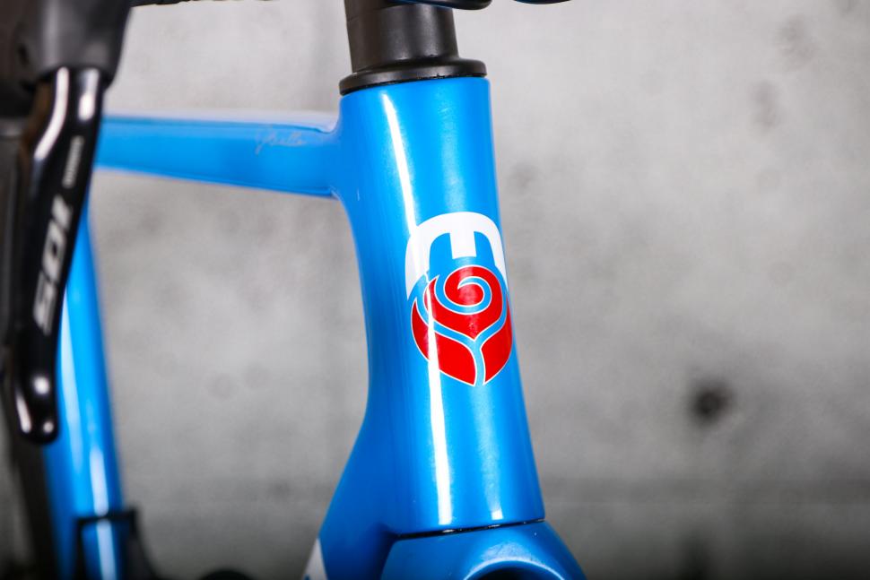 2023 Moda Stretto - head tube badge.jpg