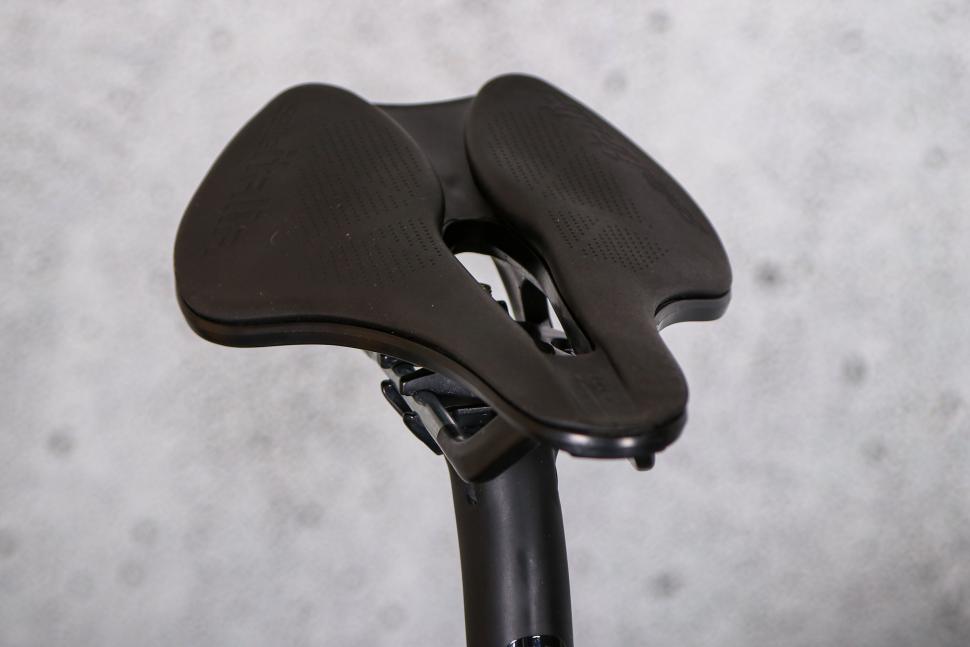 2023 Moda Stretto - saddle 2.jpg