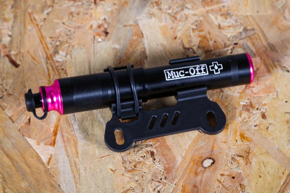 2023 Muc-Off AirMach Mini Pump - with bracket.jpg