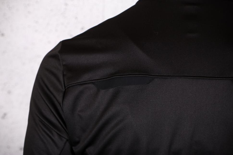 2023 Nalini Ergo Shield Jacket - back vent.jpg