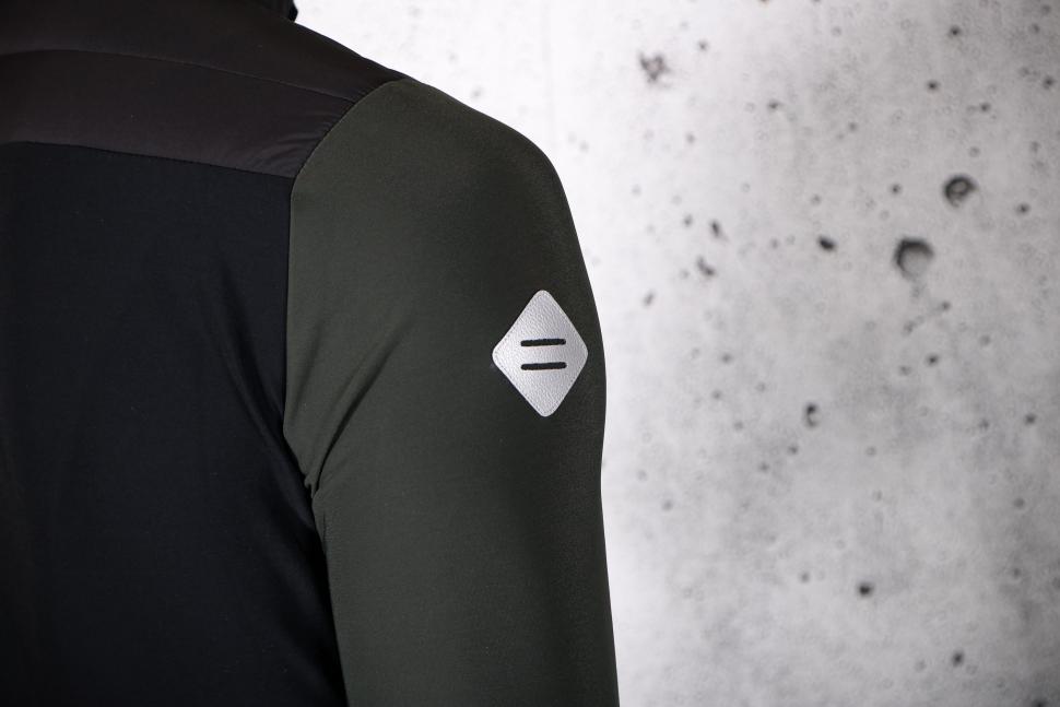 2023 Nalini New Adventures Jacket - shoulder detail.jpg