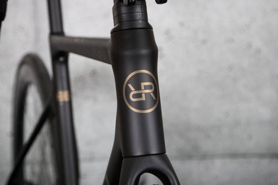 2023 Orro 2024 Gold STC Force D2 Etap AXS Tailormade - head tube badge.jpg
