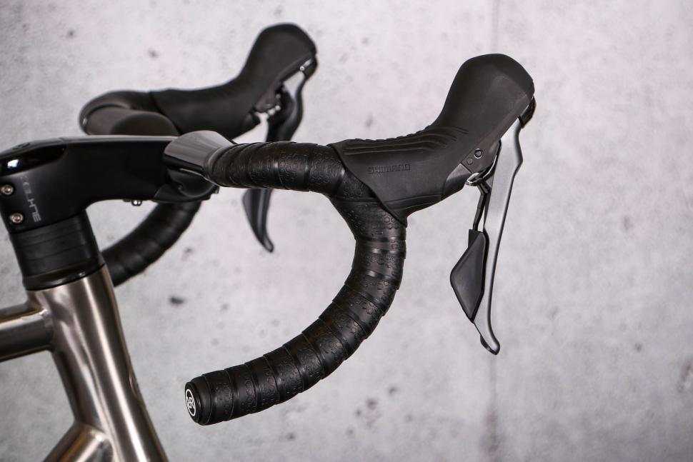 2023 Orro Terra Ti GRX800 - drop bar and lever.jpg